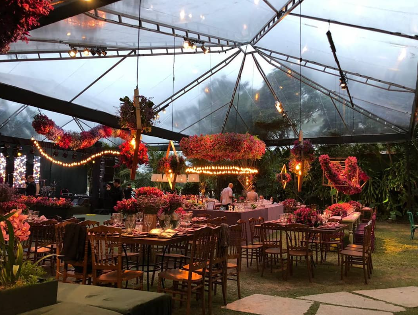 Evento com tenda cristal piramidal decorada